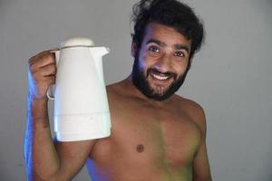 un homme en bonne santé avec une bouteille d'eau sans chiffons studio shot photo