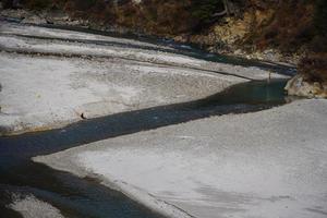 geler l'eau dans une zone vallonnée image photo