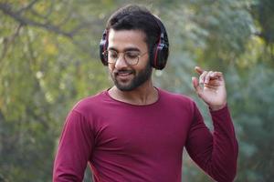 un homme écoutant de la musique photo