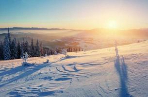 fantastique paysage d'hiver dans les montagnes. coucher de soleil magique dans un photo