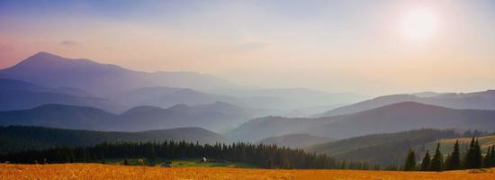 beau coucher de soleil dans les carpates ukraine photo