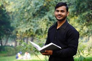 jeune étudiant regardant la caméra et souriant photo