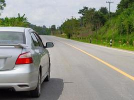 gros plan du parking argenté sur la route photo