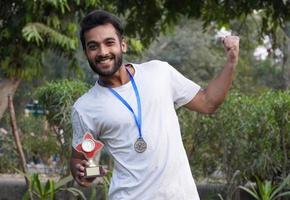 collage intelligent indien, écolier tenant la médaille d'or et la coupe du trophée photo