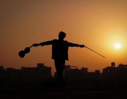 musicien jouant du violon. concept de musique et de tonalité musicale. images de silhouette de musicien homme photo