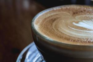 café cappuccino sur une vieille table en bois et grains de café torréfiés - image photo