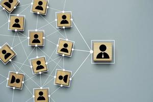 écran d'impression de l'icône du gestionnaire et du personnel sur un bloc de cube en bois avec réseau de liaison de connexion pour la structure de l'organisation dans le réseau social de l'entreprise et le concept de travail d'équipe. photo