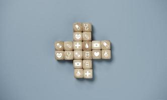 cube de bloc en bois qui imprime des icônes médicales et de soins de santé à l'écran pour un concept de santé et de bien-être. photo