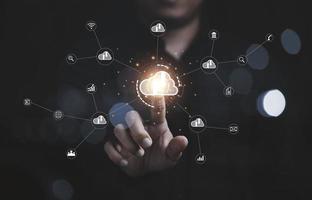 main d'homme touchant au cloud computing virtuel avec ligne de connexion et icônes pour la transformation de l'innovation technologique par lien avec des entreprises telles que les services bancaires par Internet et le concept de partage d'informations. photo