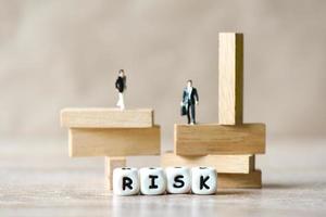 concept d'entreprise à risque, l'homme d'affaires se dresse sur des blocs de bois. idée de contrôle et de gestion des risques