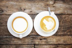 tasse à café de jumeau sur bois. photo