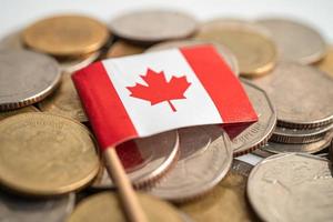 pile de pièces d'argent avec le drapeau du canada, concept bancaire financier. photo