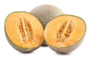 tranches de cantaloup - gros plan, chemin de détourage, découpe. beau fruit de melon cantaloup de roche mûre fraîche et savoureuse avec des graines isolées sur fond blanc. photo