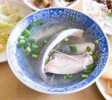 soupe de peau de chanos, mets délicats distinctifs de taïwan à tainan. repas célèbre pour le déjeuner ou le petit-déjeuner avec légumes, vue de dessus, espace pour copie, gros plan photo