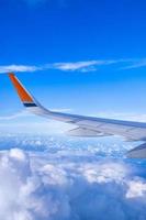 concept d'affaires et de voyage. vue aérienne à travers la fenêtre à l'intérieur de la cabine de l'avion avec un beau ciel bleu et des nuages avec la lumière du soleil, espace de copie, vue de dessus photo