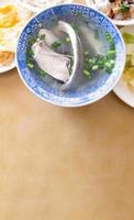 soupe de peau de chanos, mets délicats distinctifs de taïwan à tainan. repas célèbre pour le déjeuner ou le petit-déjeuner avec légumes, vue de dessus, espace pour copie, gros plan photo