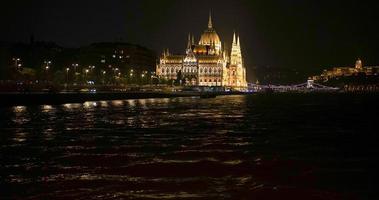 Budapest, Hongrie, 2014. bâtiment du parlement hongrois illumintaed la nuit à budapest photo