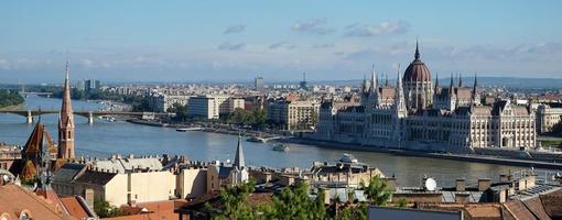 Budapest, Hongrie, 2014. vue vers le bâtiment du parlement à budapest photo
