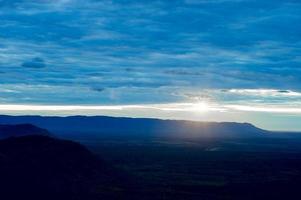 le ciel et les nuages bleus sur un ciel bleu vif et de beaux nuages photo