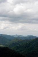 montagnes et ciel pendant la saison des pluies et beauté naturelle photo