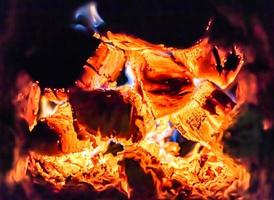 belle cheminée ancienne avec feu à flamme légère pour chauffer la pièce du bâtiment photo