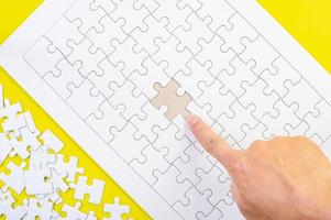 puzzle et mains sur le fond jaune du concept photo