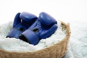 les gants de boxe des boxeurs sont placés en blanc avec espoir et détermination pour la boxe. photo