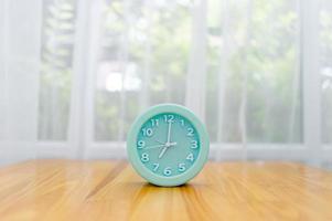 réveil vert clair placé sur la table dans la chambre photo