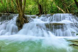 Chute d'eau huai mae khamin niveau 7, parc national de khuean srinagarindra, kanchanaburi, thaïlande