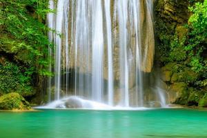 Falaise cascade niveau 3, parc national d'Erawan, Kanchanaburi, Thaïlande photo