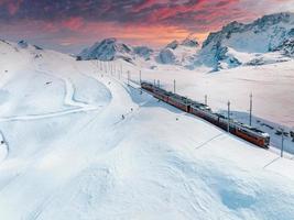 beauté suisse, train à crémaillère allant à la gare du gornergrat photo