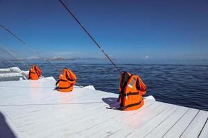 gilet de sauvetage orange sur le bateau photo