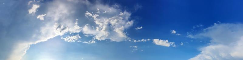ciel panoramique avec des nuages par une journée ensoleillée. beau nuage de cirrus.