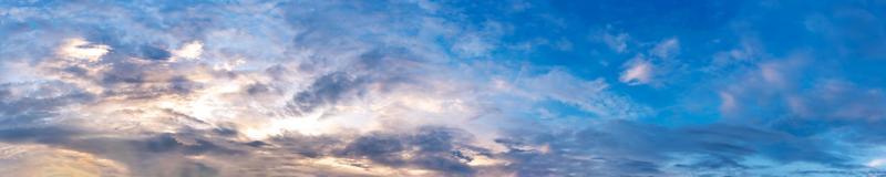ciel panoramique spectaculaire avec des nuages sur l'heure du lever et du coucher du soleil. image panoramique.