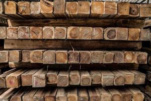 le groupe de palettes en bois dans l'usine. palette est un nom chargé, mais il s'agit principalement d'une dalle ou d'un cadre en bois utilisé pour transporter des objets. le type de palette le plus courant est celui utilisé pour déplacer les marchandises. photo