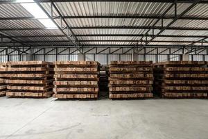 le groupe de palettes en bois dans l'usine. le type de palette le plus courant est celui utilisé pour déplacer les marchandises. photo