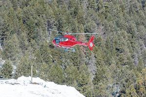 grandvalira, andorre . 16 mars 2022 . atterrissage en hélicoptère du service touristique à la station de ski de grandvalira à l'hiver 2022 photo