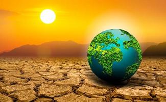 le globe vert est situé dans un sol extrêmement aride. photo