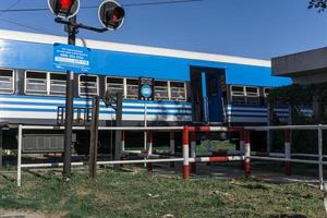 buenos aires, argentine, 2020. train passant avec des passagers photo