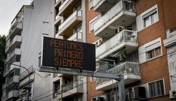 buenos aires, argentine, 2020. les piétons d'abord, toujours photo