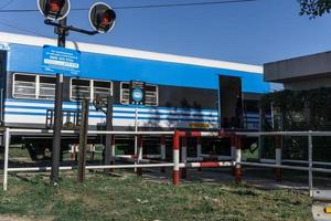 buenos aires, argentine, 2020. train passant avec des passagers photo