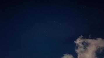 belles étoiles et nuages au fond de la nuit photo