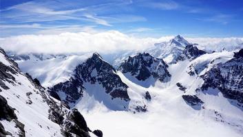 paysage de montagnes enneigées de la vallée titlis avec ciel bleu andin suisse, europe photo