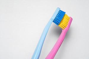 un conceptuel d'une brosse à dents de couple amoureux. les brosses à dents véhiculent la relation humaine entre un homme et une femme. photo