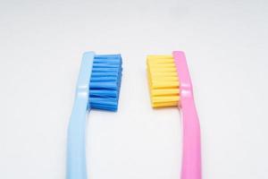 un conceptuel d'une brosse à dents de couple amoureux. les brosses à dents véhiculent la relation humaine entre un homme et une femme. photo