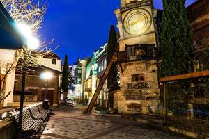 vue nocturne de l'illumination du vieux tbilissi photo