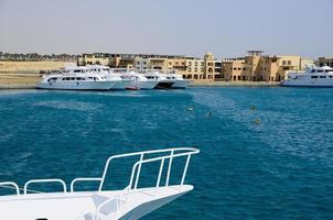 bateaux blancs dans le port en mer photo