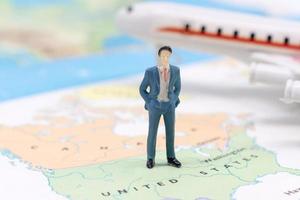 personnes miniatures, homme d'affaires debout sur la carte américaine photo