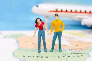 personnes miniatures, couple debout sur la carte américaine photo