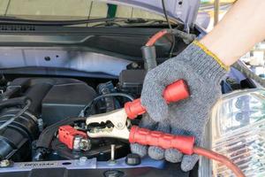 technicien automobile chargeant la batterie du véhicule photo